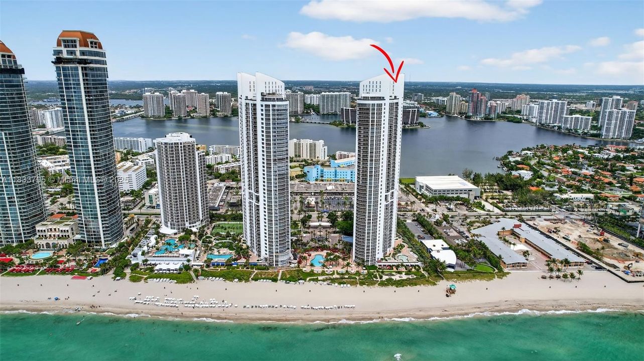 Vendido Recientemente: $3,600,000 (4 camas, 4 baños, 3806 Pies cuadrados)