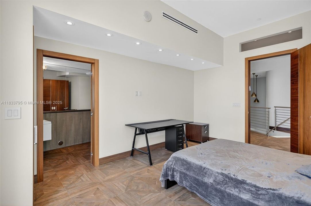 Vendido Recientemente: $3,600,000 (4 camas, 4 baños, 3806 Pies cuadrados)