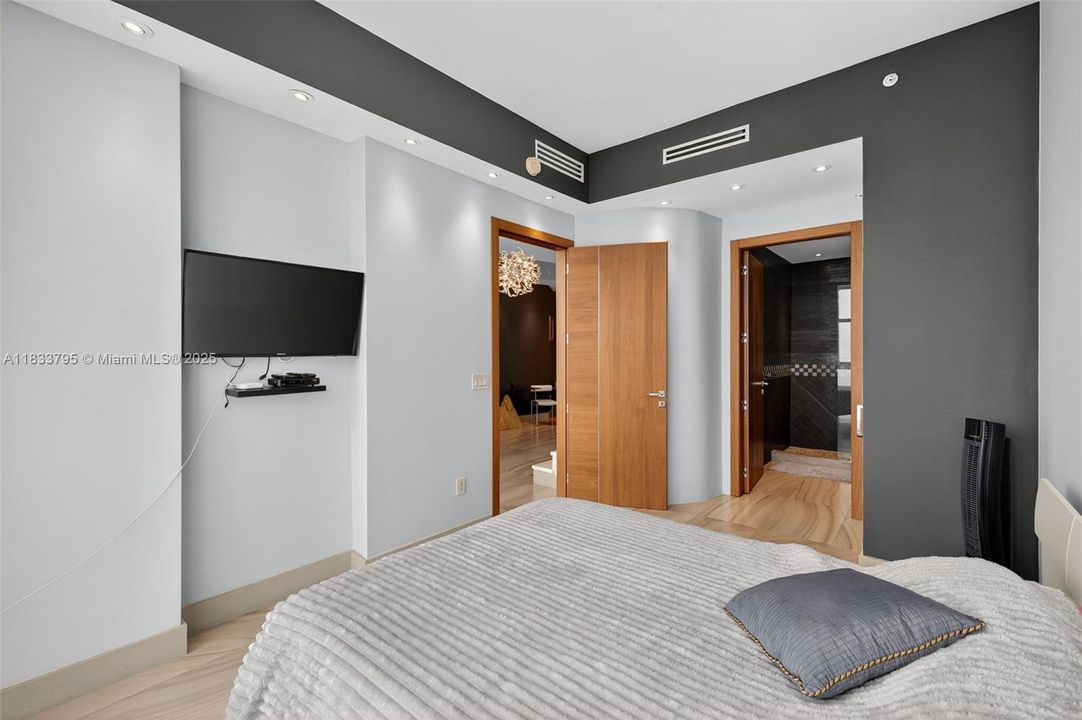 Vendido Recientemente: $3,600,000 (4 camas, 4 baños, 3806 Pies cuadrados)