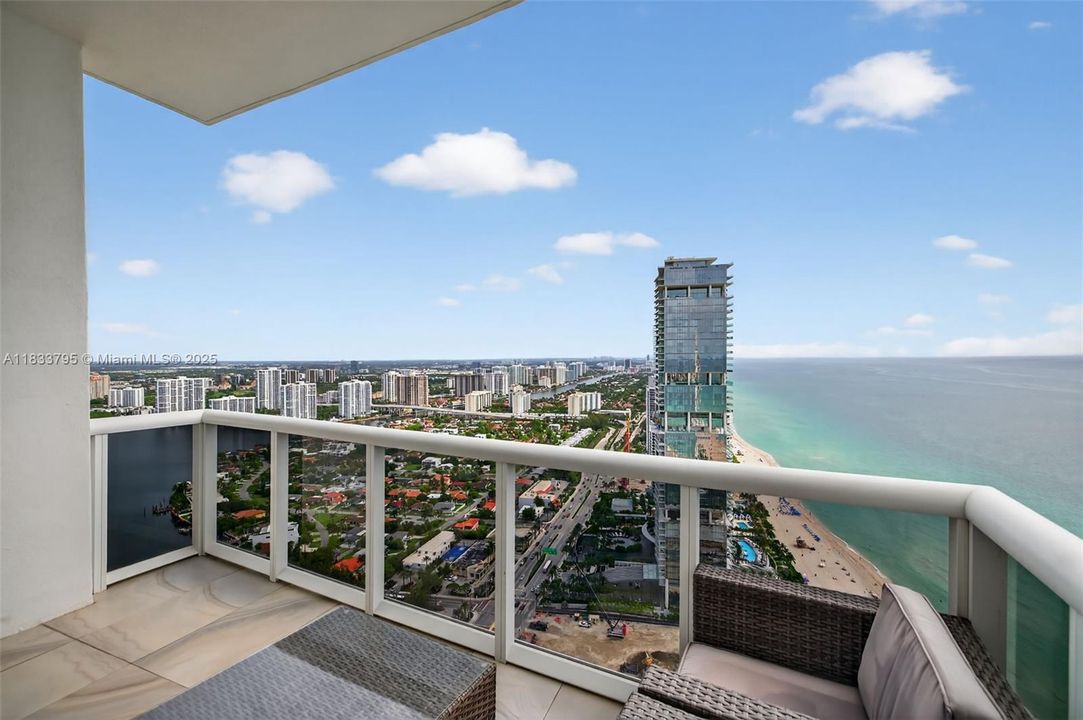 Vendido Recientemente: $3,600,000 (4 camas, 4 baños, 3806 Pies cuadrados)