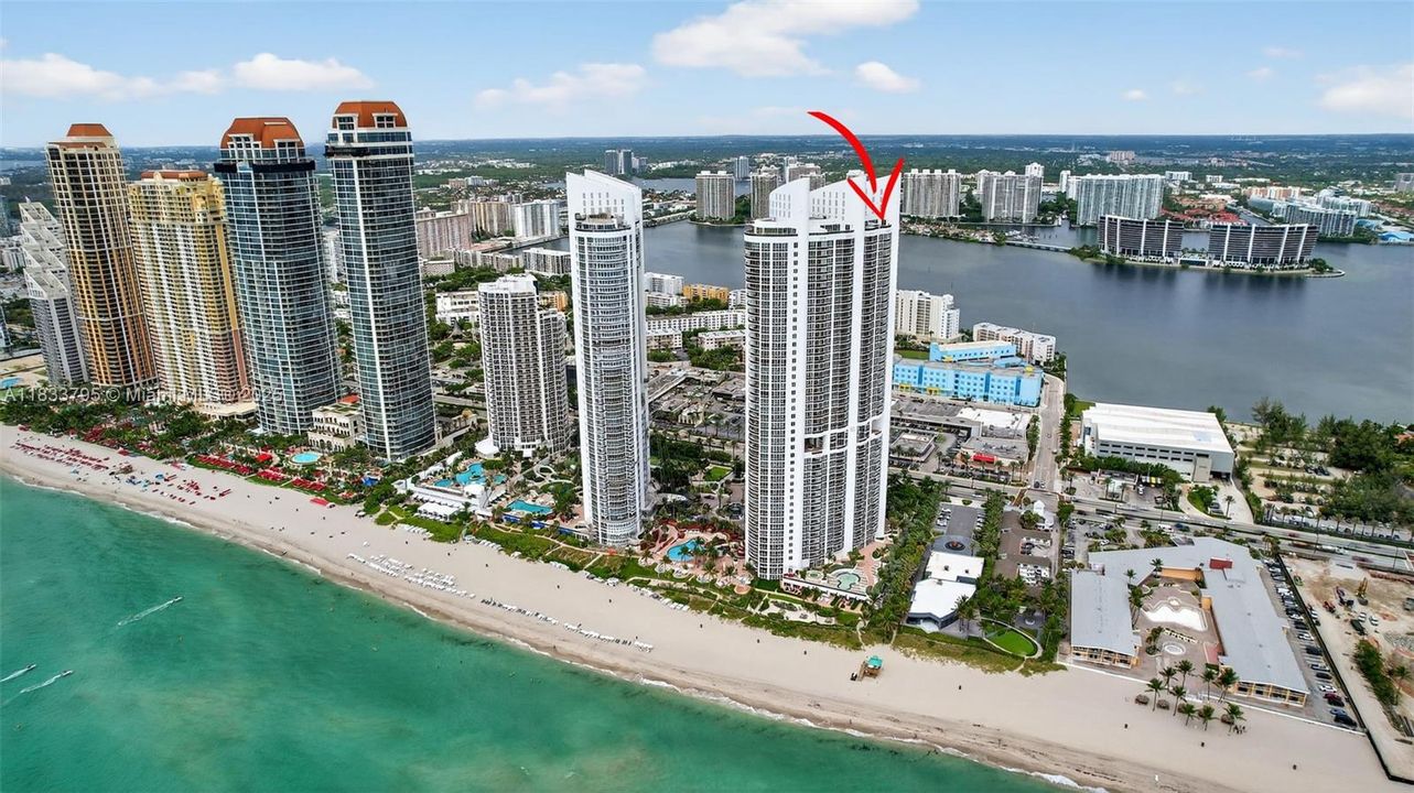 Vendido Recientemente: $3,600,000 (4 camas, 4 baños, 3806 Pies cuadrados)