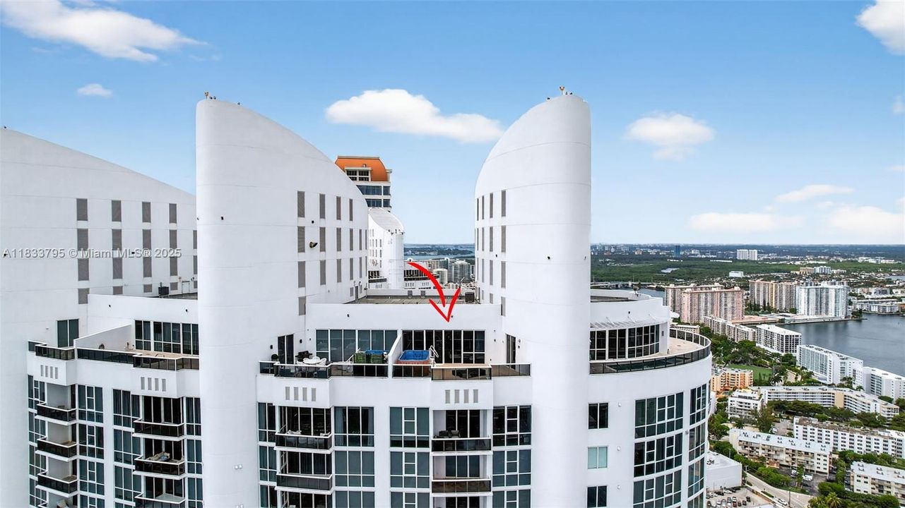 Vendido Recientemente: $3,600,000 (4 camas, 4 baños, 3806 Pies cuadrados)