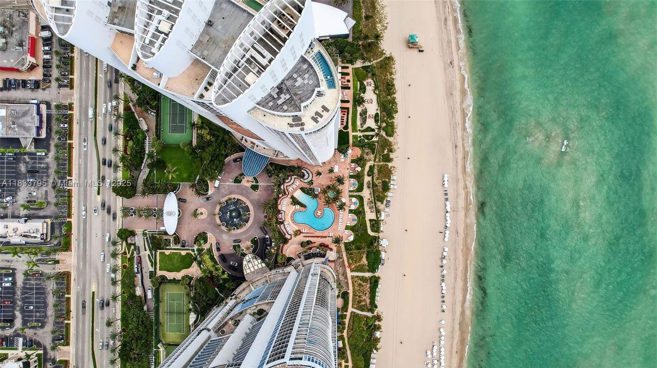 Vendido Recientemente: $3,600,000 (4 camas, 4 baños, 3806 Pies cuadrados)