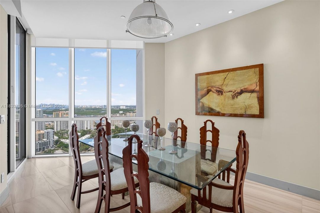 Vendido Recientemente: $3,600,000 (4 camas, 4 baños, 3806 Pies cuadrados)