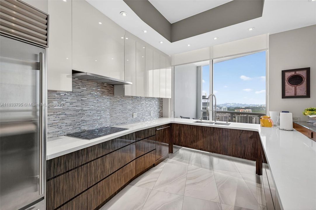 Vendido Recientemente: $3,600,000 (4 camas, 4 baños, 3806 Pies cuadrados)