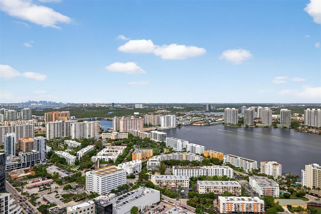 Vendido Recientemente: $3,600,000 (4 camas, 4 baños, 3806 Pies cuadrados)