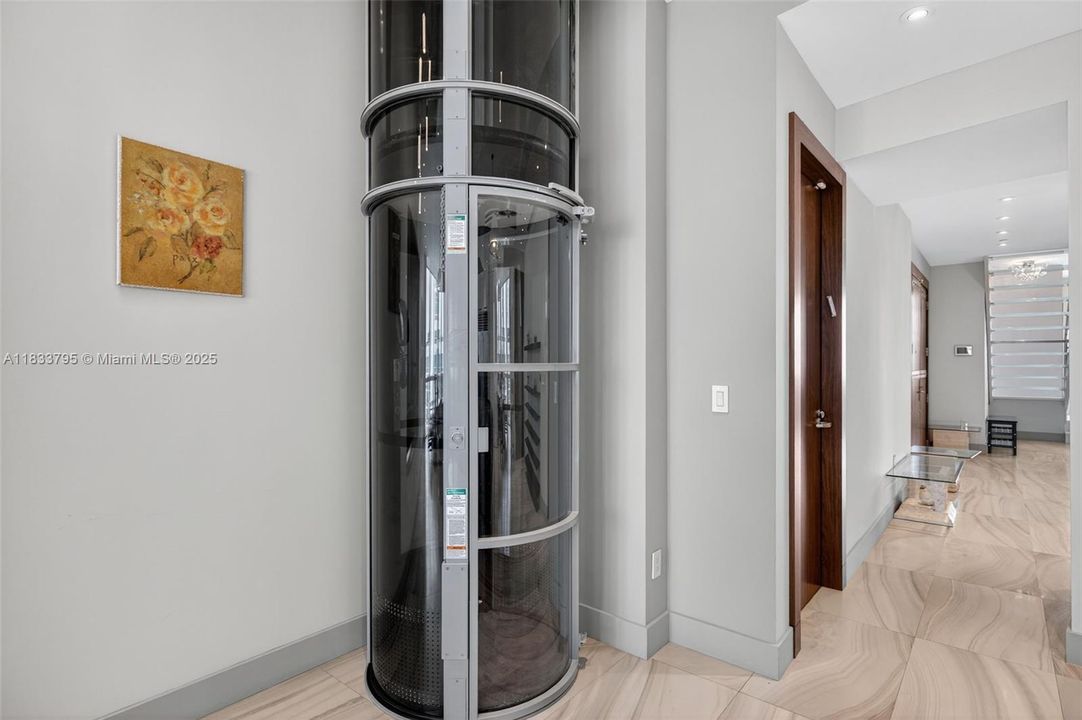 Vendido Recientemente: $3,600,000 (4 camas, 4 baños, 3806 Pies cuadrados)