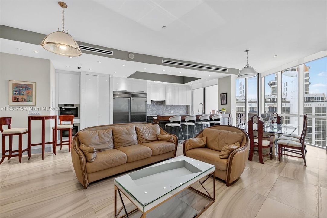 Vendido Recientemente: $3,600,000 (4 camas, 4 baños, 3806 Pies cuadrados)