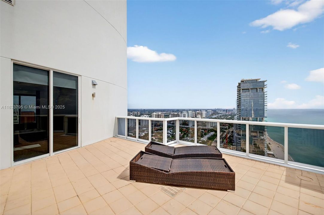 Vendido Recientemente: $3,600,000 (4 camas, 4 baños, 3806 Pies cuadrados)