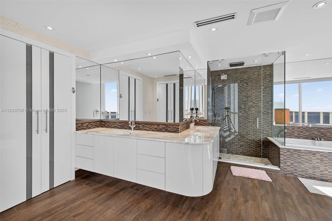 Vendido Recientemente: $3,600,000 (4 camas, 4 baños, 3806 Pies cuadrados)