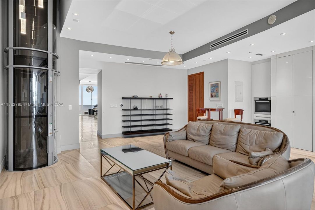 Vendido Recientemente: $3,600,000 (4 camas, 4 baños, 3806 Pies cuadrados)