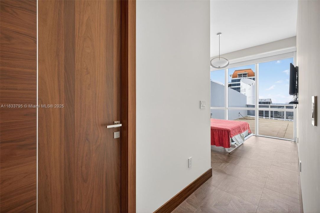 Vendido Recientemente: $3,600,000 (4 camas, 4 baños, 3806 Pies cuadrados)