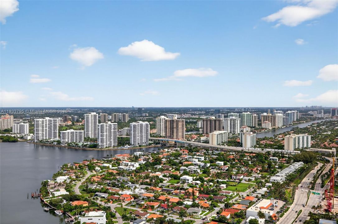 Vendido Recientemente: $3,600,000 (4 camas, 4 baños, 3806 Pies cuadrados)