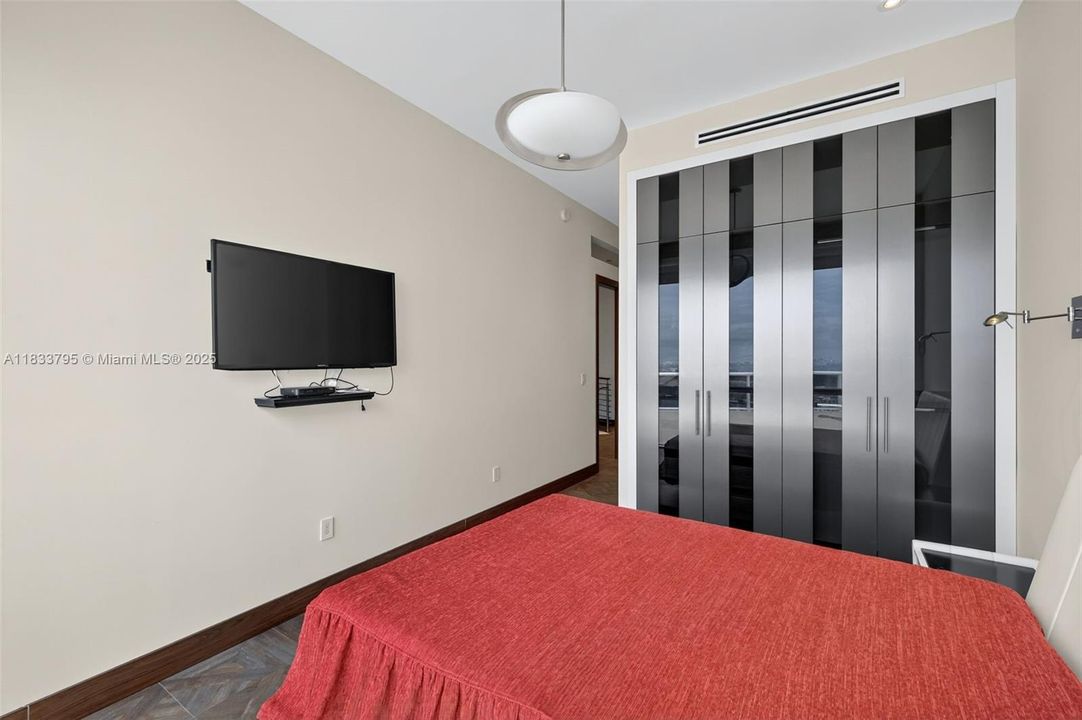 Vendido Recientemente: $3,600,000 (4 camas, 4 baños, 3806 Pies cuadrados)