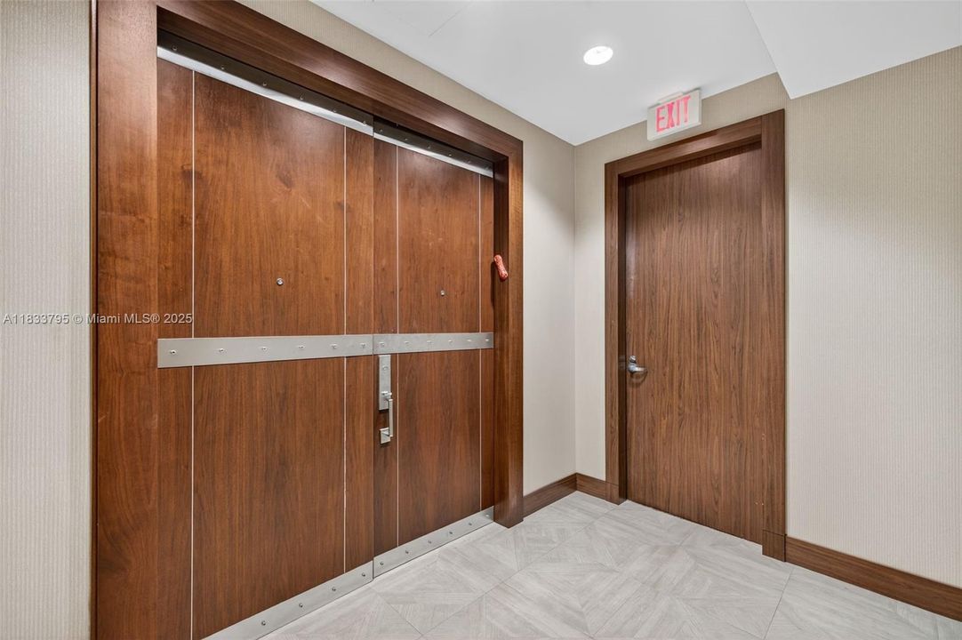 Vendido Recientemente: $3,600,000 (4 camas, 4 baños, 3806 Pies cuadrados)