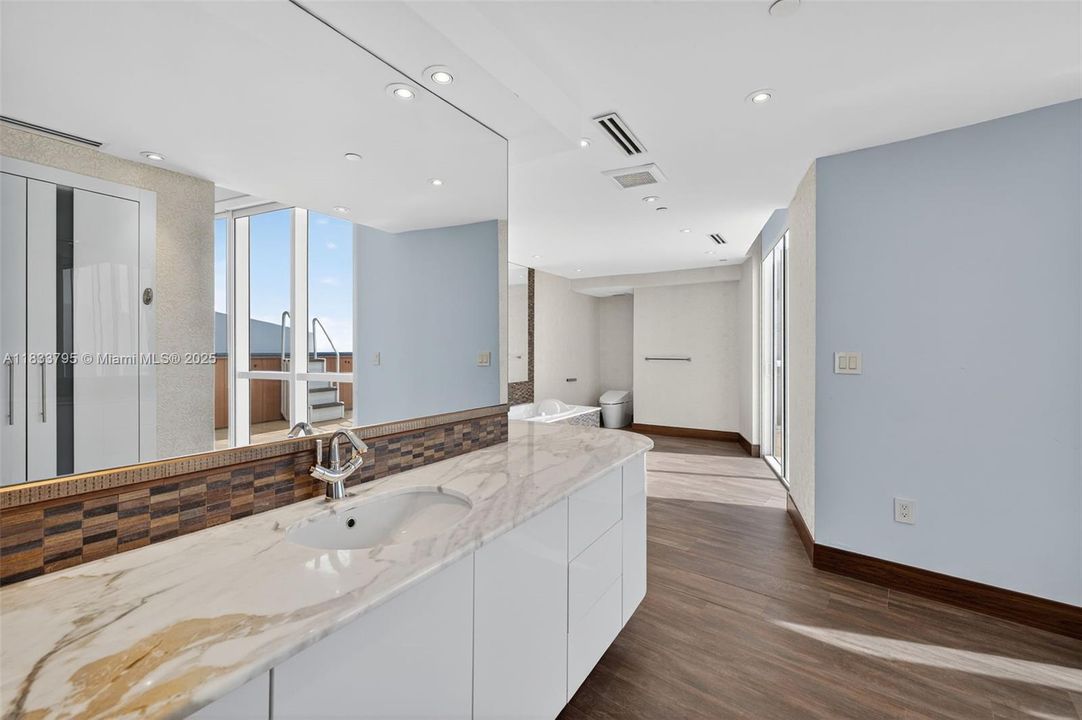 Vendido Recientemente: $3,600,000 (4 camas, 4 baños, 3806 Pies cuadrados)