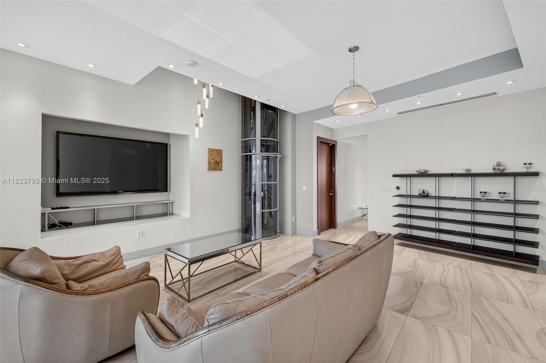 Vendido Recientemente: $3,600,000 (4 camas, 4 baños, 3806 Pies cuadrados)