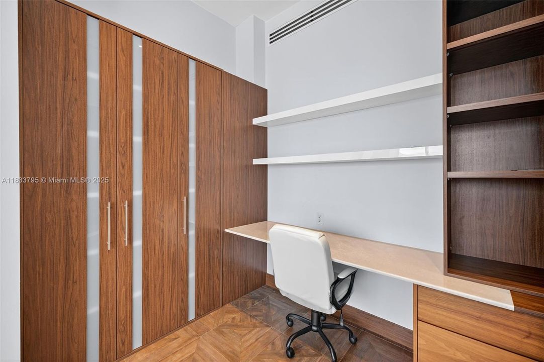 Vendido Recientemente: $3,600,000 (4 camas, 4 baños, 3806 Pies cuadrados)