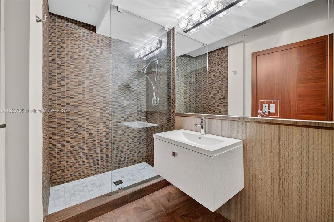 Vendido Recientemente: $3,600,000 (4 camas, 4 baños, 3806 Pies cuadrados)