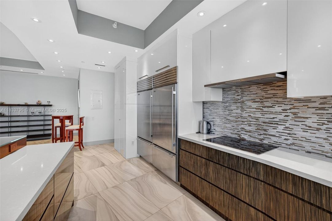 Vendido Recientemente: $3,600,000 (4 camas, 4 baños, 3806 Pies cuadrados)