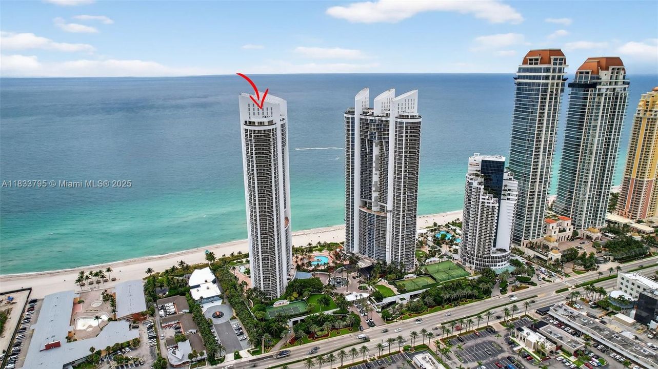 Vendido Recientemente: $3,600,000 (4 camas, 4 baños, 3806 Pies cuadrados)