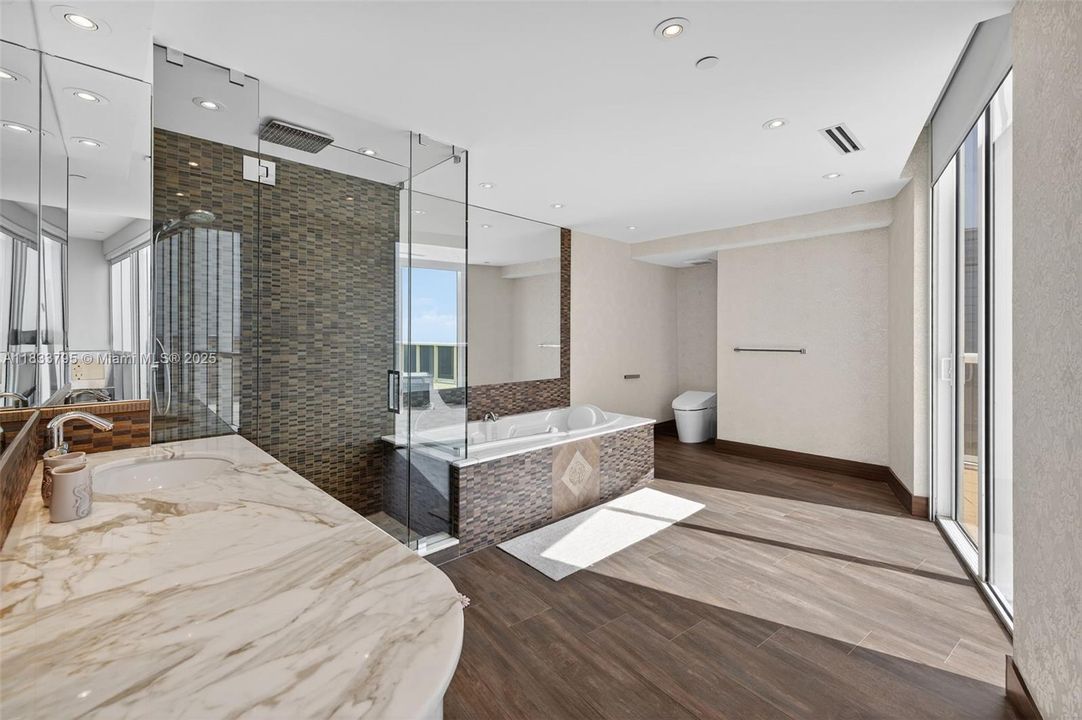 Vendido Recientemente: $3,600,000 (4 camas, 4 baños, 3806 Pies cuadrados)