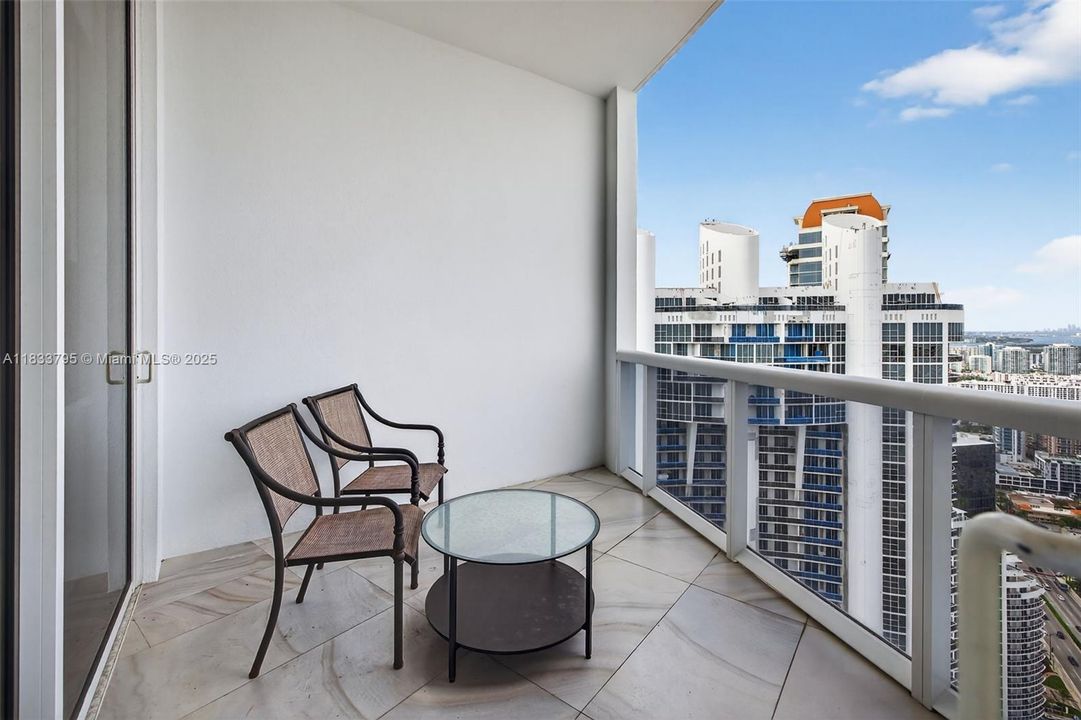 Vendido Recientemente: $3,600,000 (4 camas, 4 baños, 3806 Pies cuadrados)