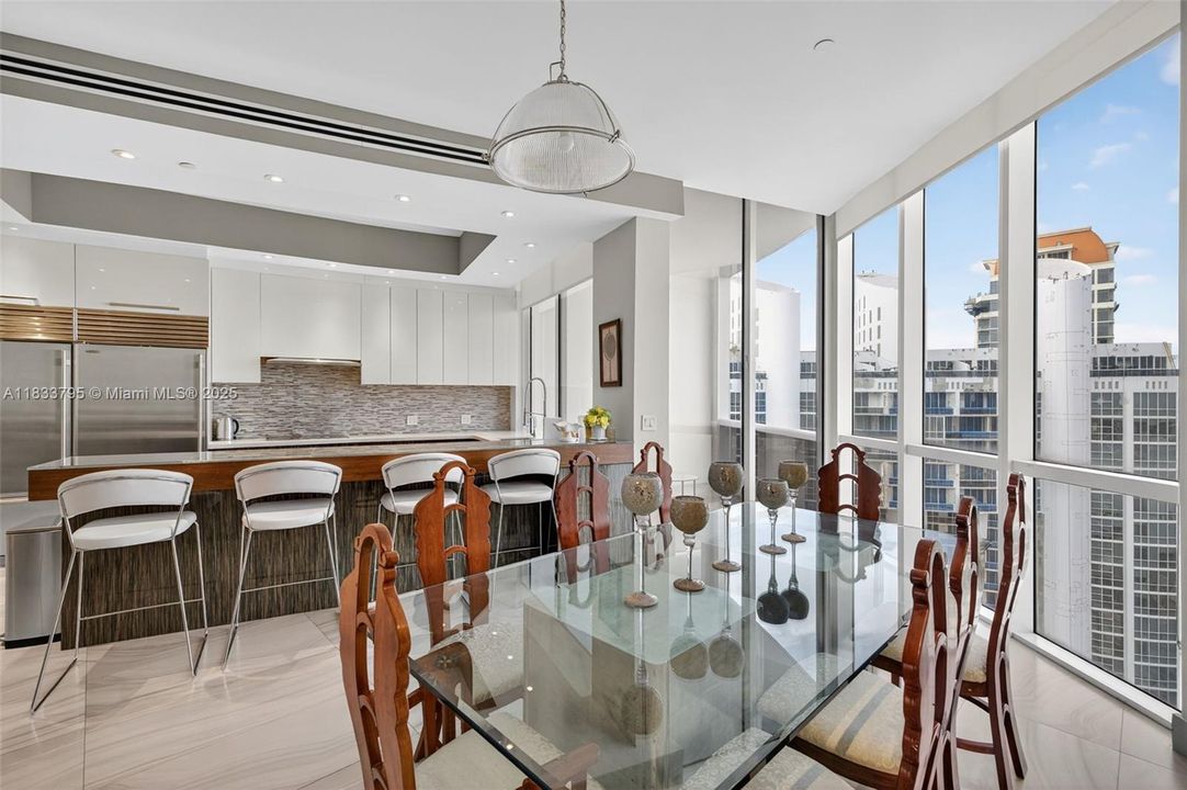 Vendido Recientemente: $3,600,000 (4 camas, 4 baños, 3806 Pies cuadrados)