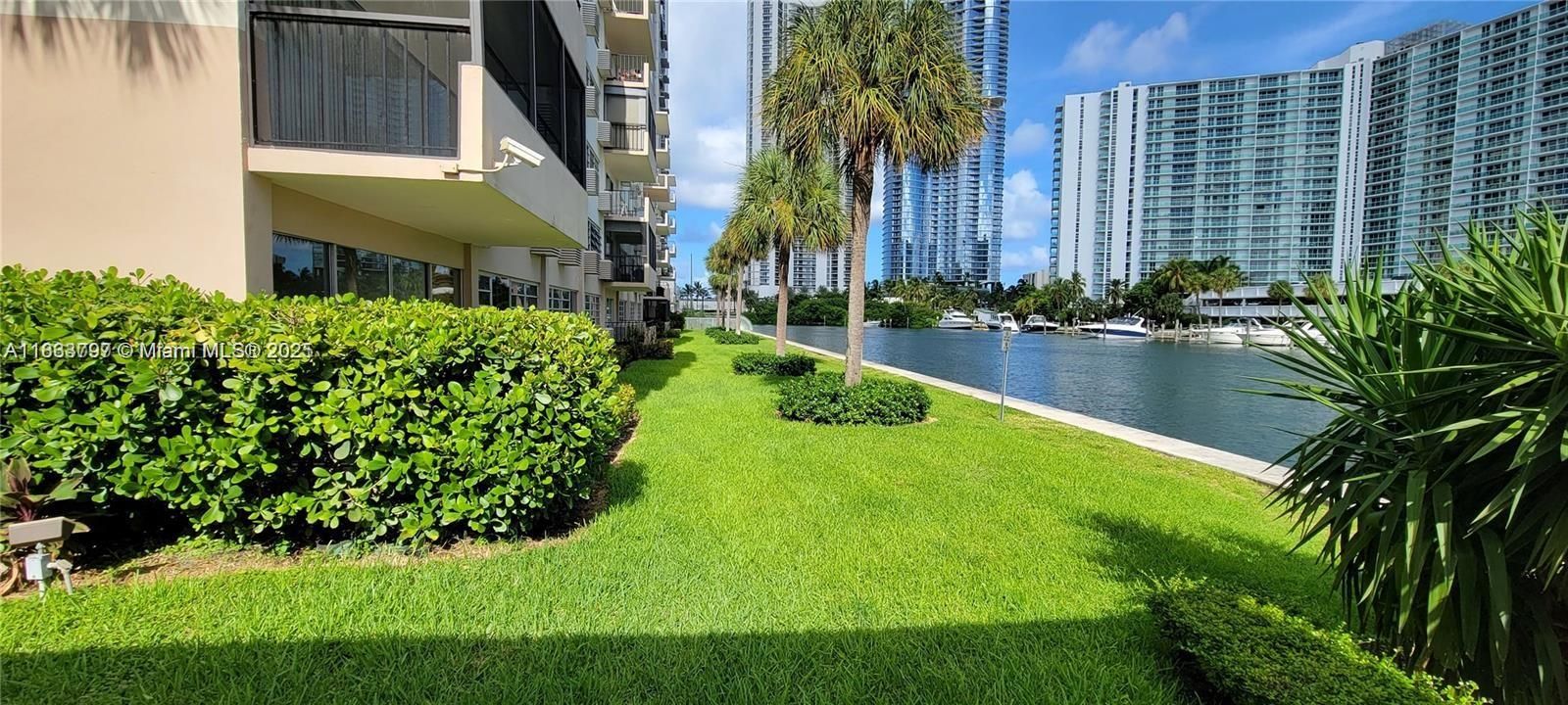 For Rent: $2,300 (2 beds, 2 baths, 858 Square Feet)