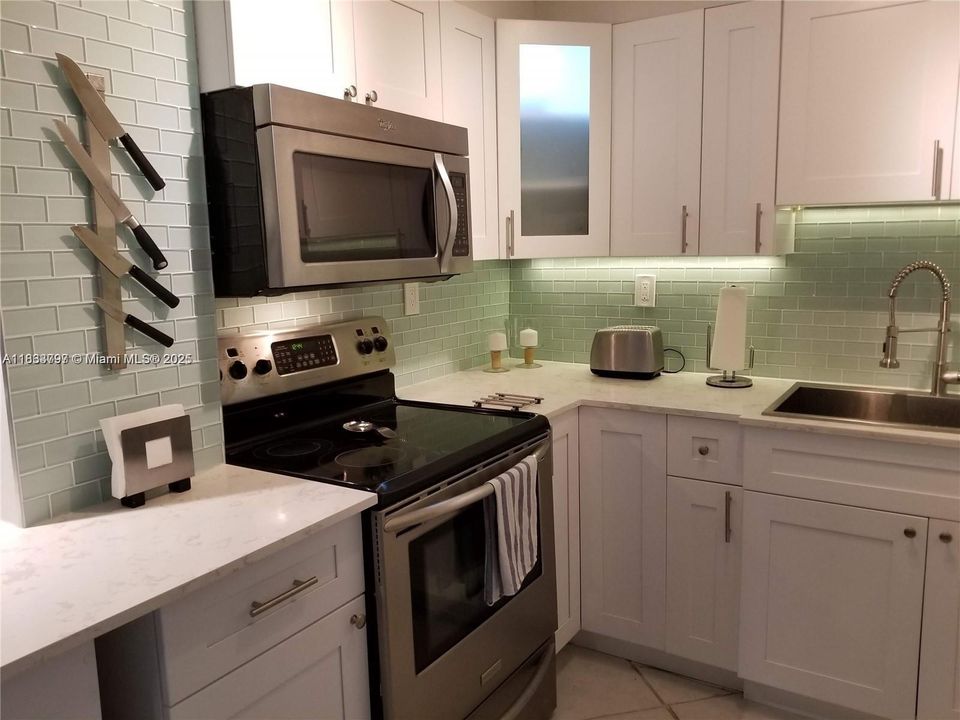For Rent: $2,300 (2 beds, 2 baths, 858 Square Feet)