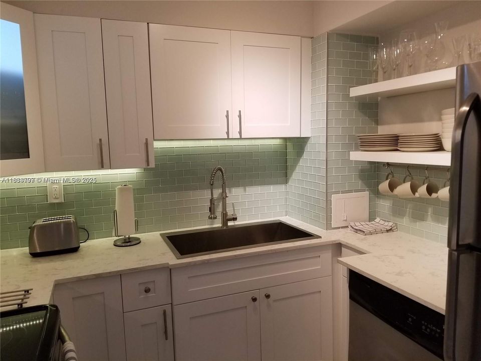 For Rent: $2,300 (2 beds, 2 baths, 858 Square Feet)