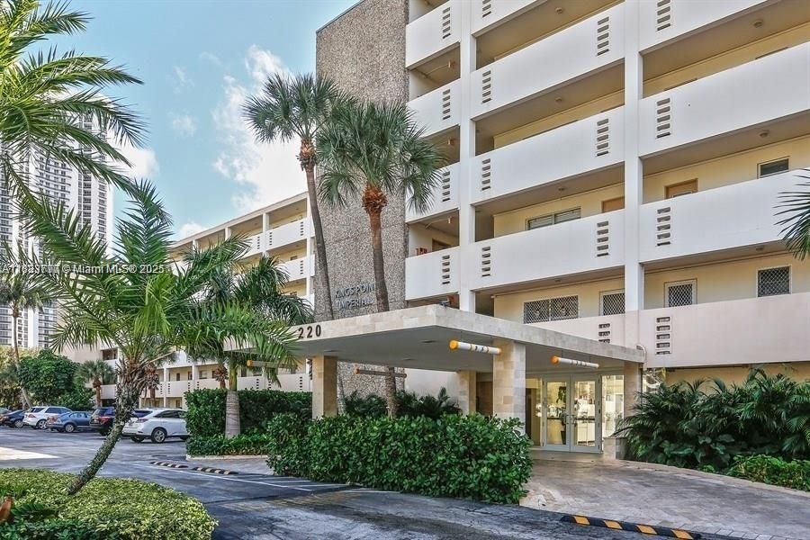 For Rent: $2,300 (2 beds, 2 baths, 858 Square Feet)