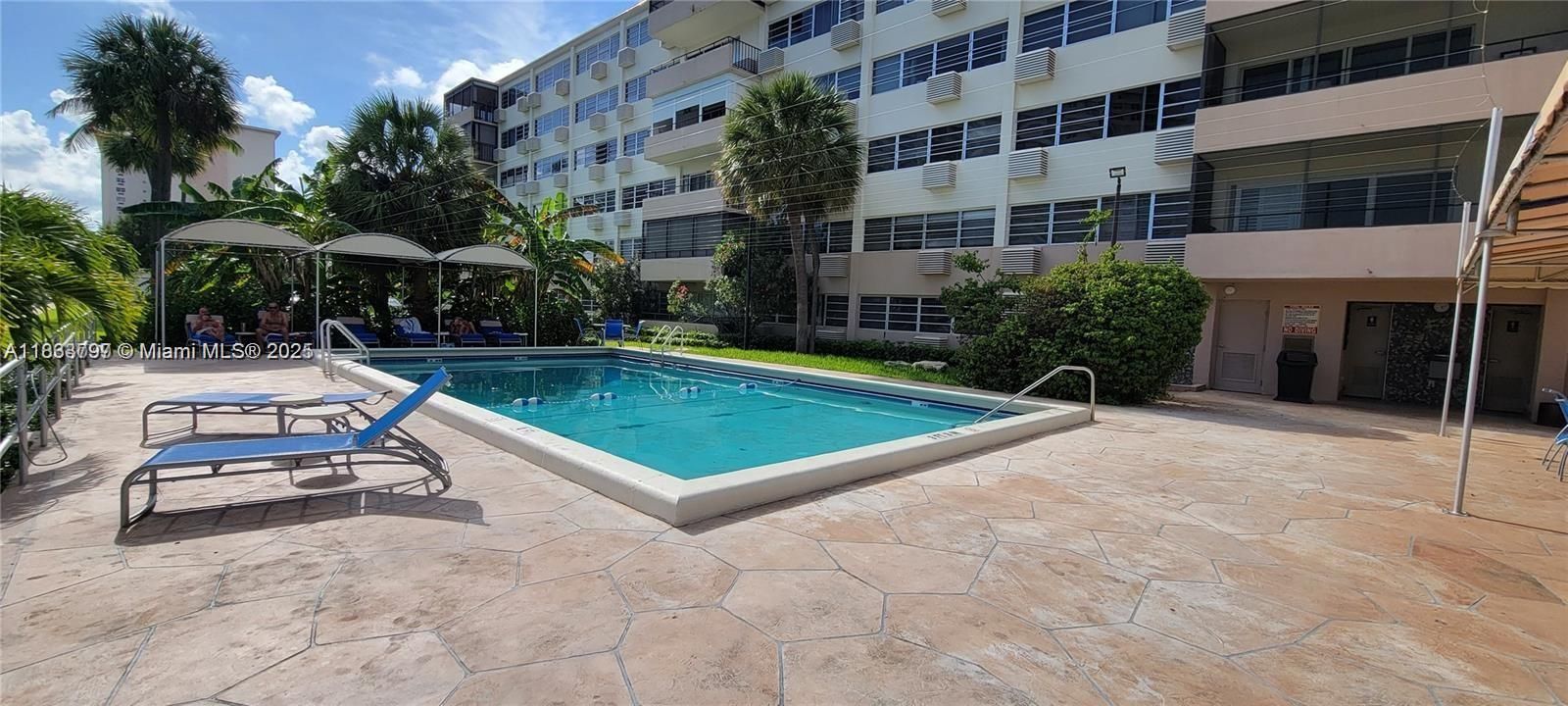 For Rent: $2,300 (2 beds, 2 baths, 858 Square Feet)