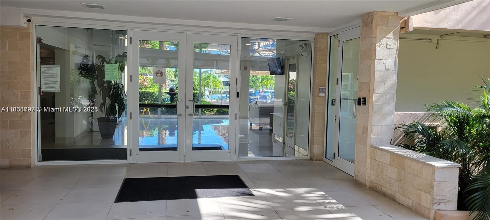 For Rent: $2,300 (2 beds, 2 baths, 858 Square Feet)