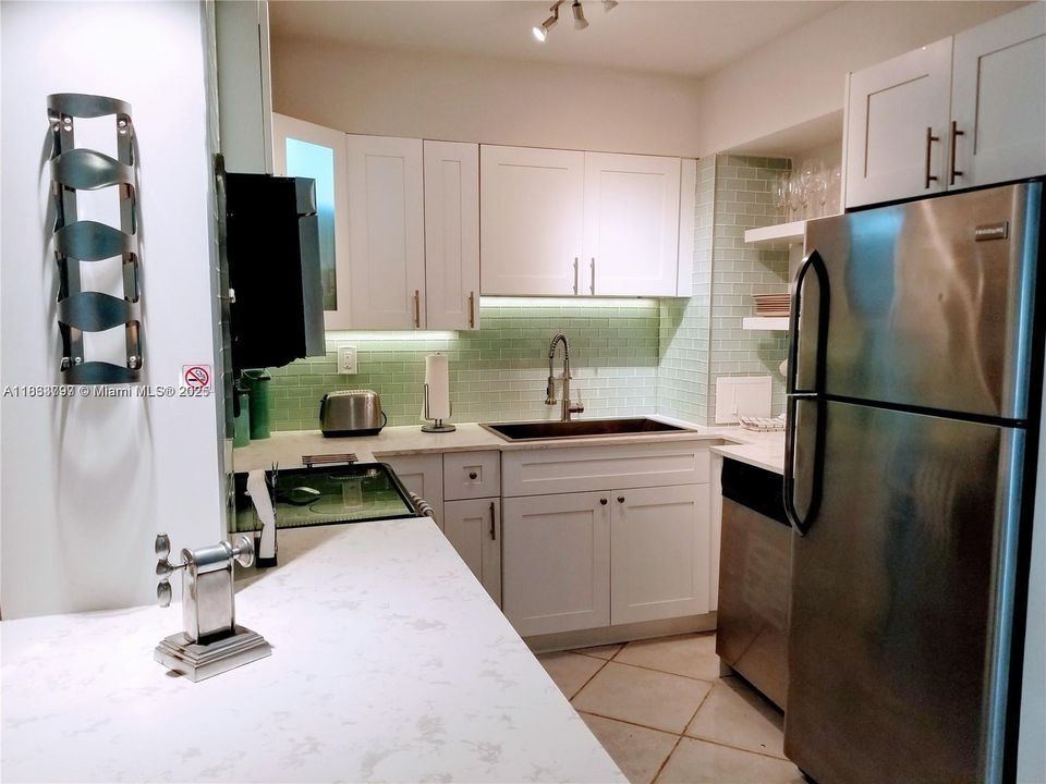 For Rent: $2,300 (2 beds, 2 baths, 858 Square Feet)