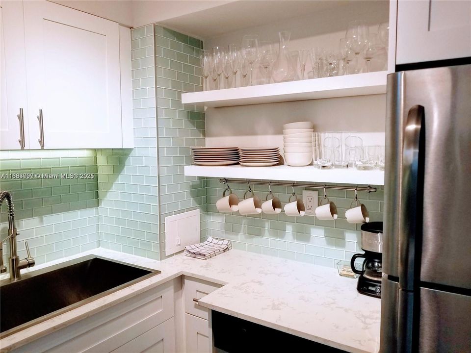 For Rent: $2,300 (2 beds, 2 baths, 858 Square Feet)