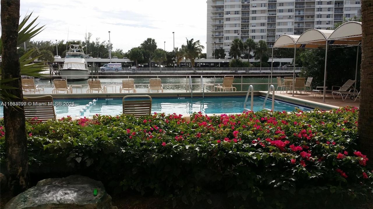 For Rent: $2,300 (2 beds, 2 baths, 858 Square Feet)