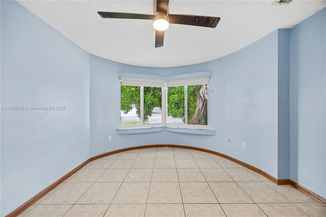 Recently Sold: $933,000 (4 beds, 3 baths, 2824 Square Feet)