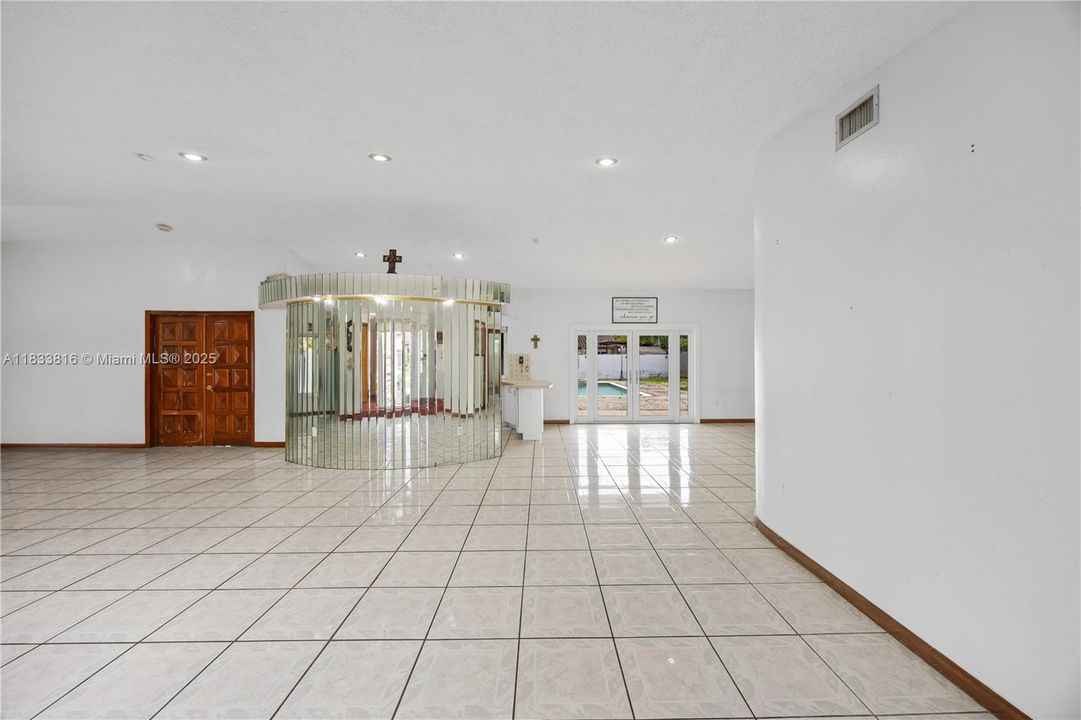 Recently Sold: $933,000 (4 beds, 3 baths, 2824 Square Feet)