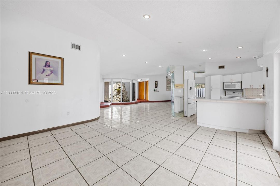 Recently Sold: $933,000 (4 beds, 3 baths, 2824 Square Feet)