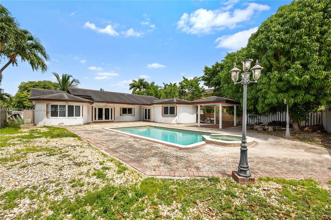 Recently Sold: $933,000 (4 beds, 3 baths, 2824 Square Feet)