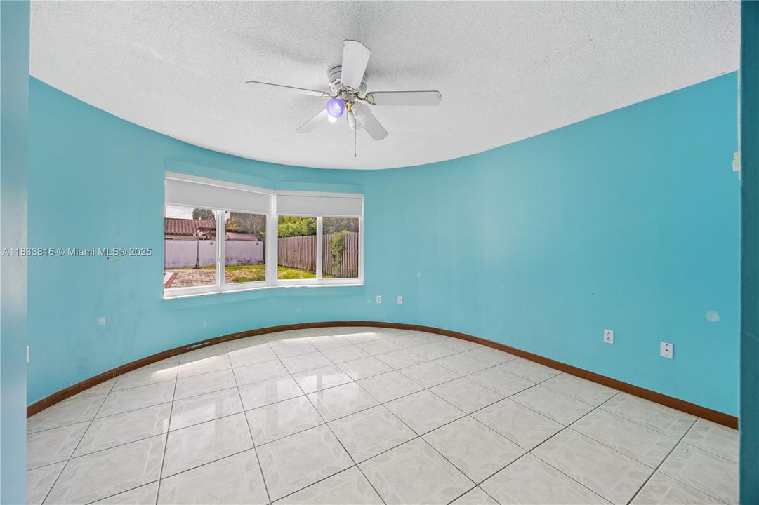 Recently Sold: $933,000 (4 beds, 3 baths, 2824 Square Feet)