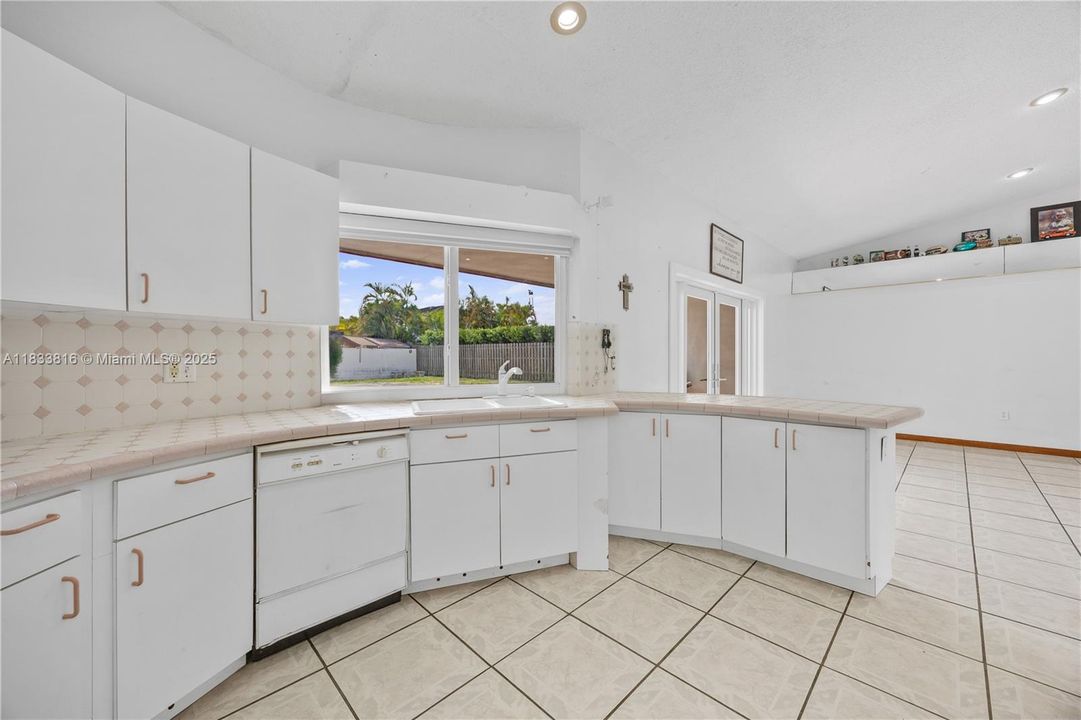 Recently Sold: $933,000 (4 beds, 3 baths, 2824 Square Feet)