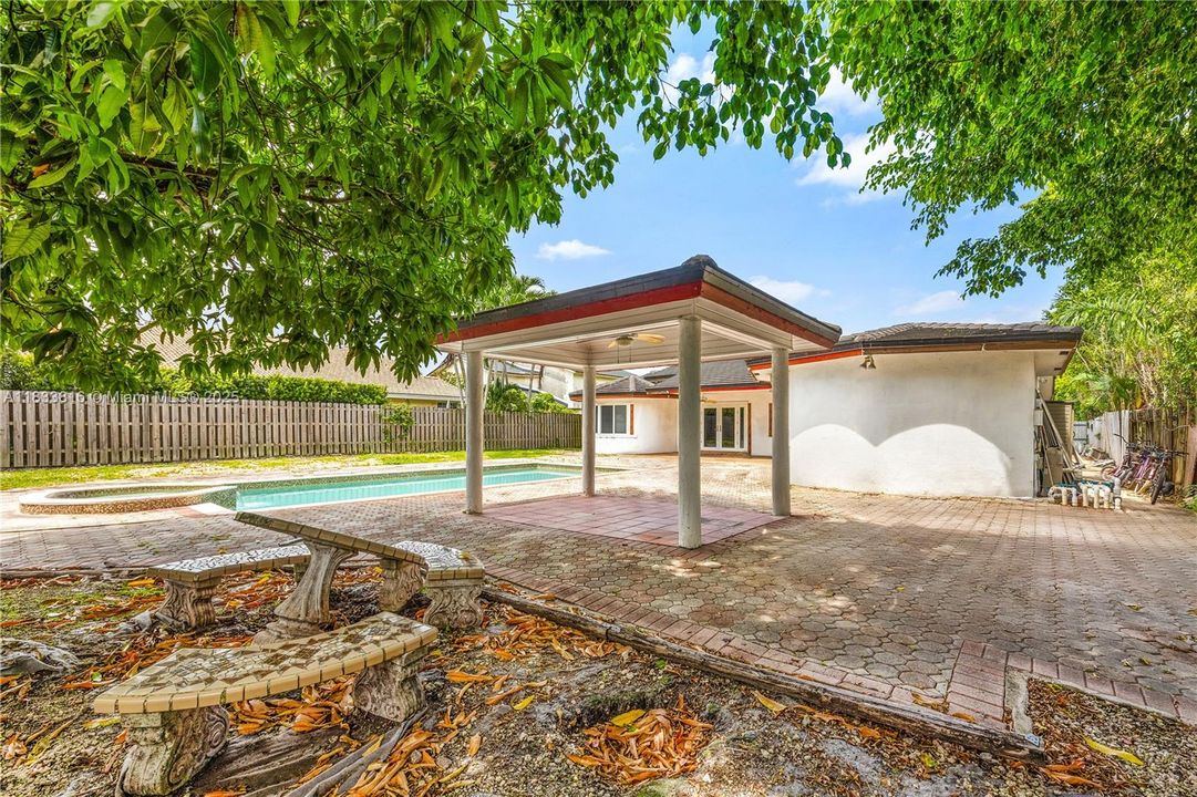 Recently Sold: $933,000 (4 beds, 3 baths, 2824 Square Feet)