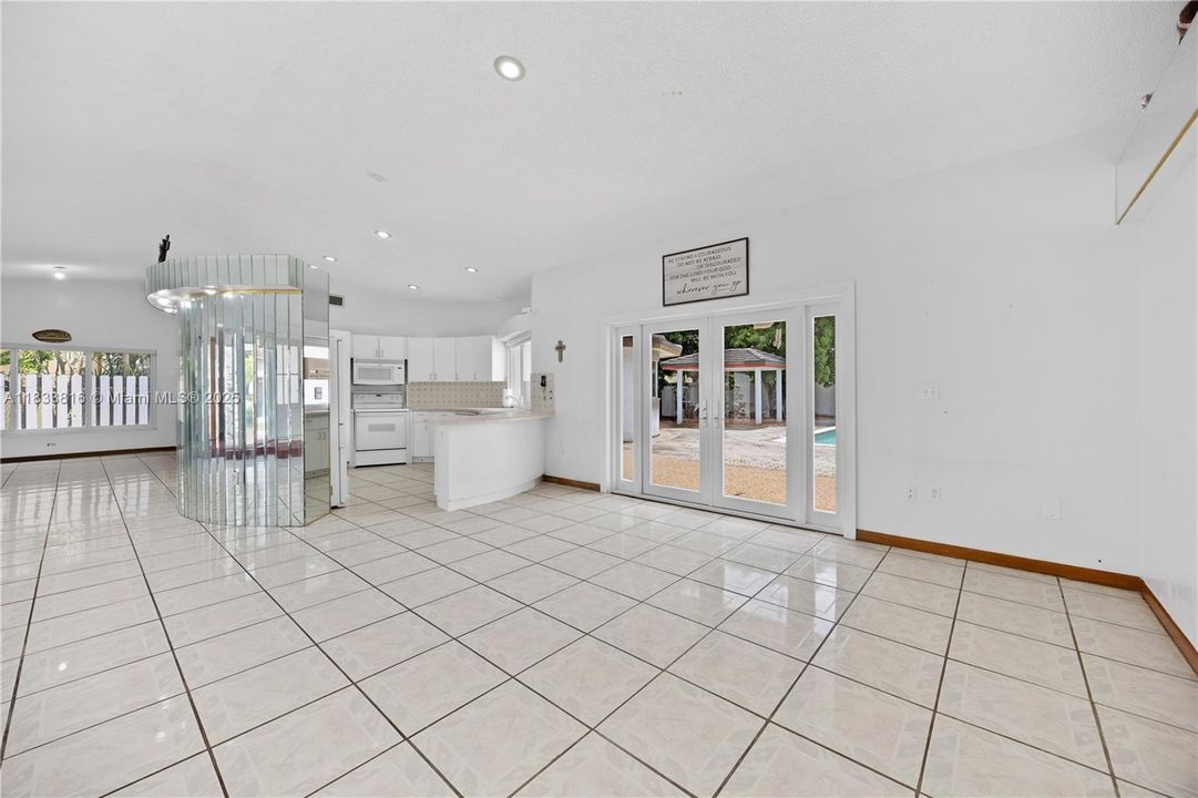 Recently Sold: $933,000 (4 beds, 3 baths, 2824 Square Feet)