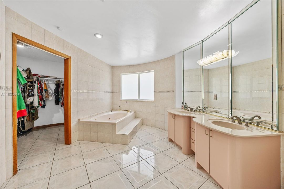 Recently Sold: $933,000 (4 beds, 3 baths, 2824 Square Feet)