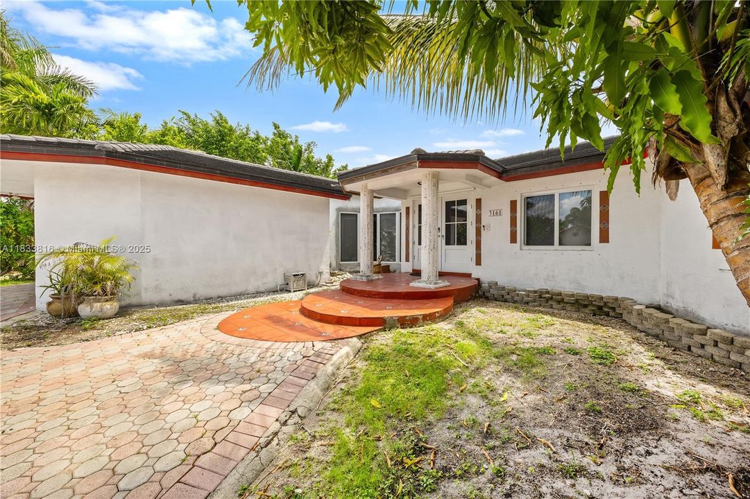 Recently Sold: $933,000 (4 beds, 3 baths, 2824 Square Feet)