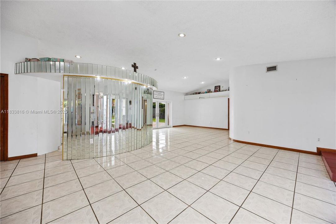 Recently Sold: $933,000 (4 beds, 3 baths, 2824 Square Feet)