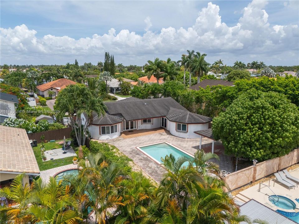 Recently Sold: $933,000 (4 beds, 3 baths, 2824 Square Feet)