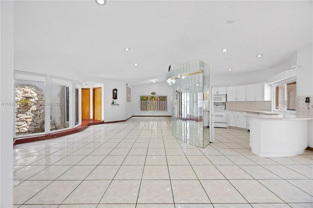 Recently Sold: $933,000 (4 beds, 3 baths, 2824 Square Feet)